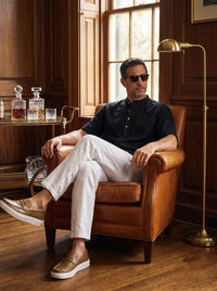 Thumbnail for Camisa Hampstead Linen Grandad - negra sentado