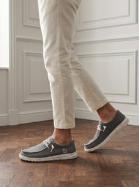 Thumbnail for Henley gris - modelo caminando.jpg