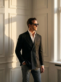 Thumbnail for Blazer Pall Mall Double-Breasted — Pall Mall negro - plano medio atardecer.jpg