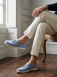 Thumbnail for Mocasín Belsize Suede Tassel — Belsize celeste - modelo sentado.jpg