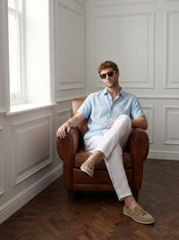 Thumbnail for Camisa Westminster 100% de lino — Westminster celeste - Modelo H sentado.jpg