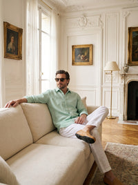 Thumbnail for Camisa artworld linen — Artworld verde - Modelo L sentado.jpg
