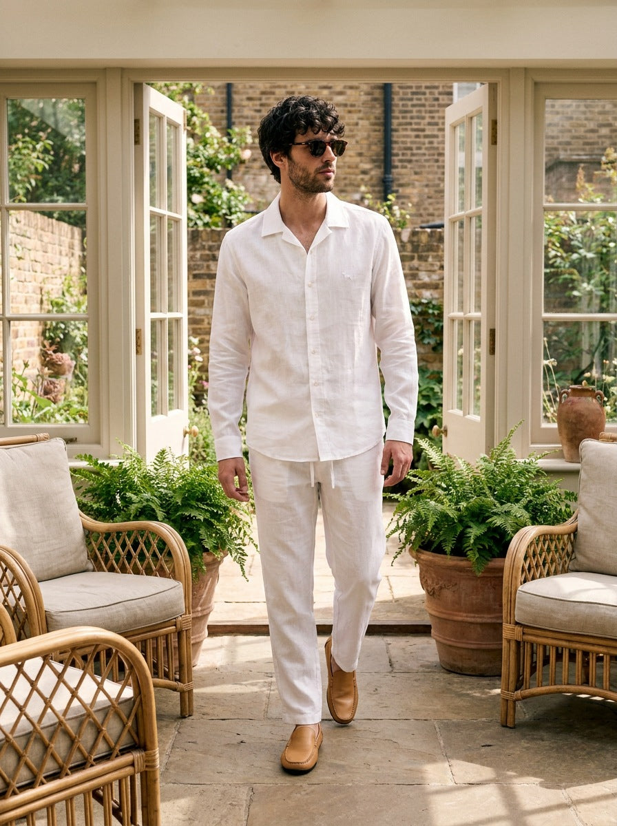 Camisa Chelsea Linen Camp Collar — Chelsea Camp Collar blanca - Modelo X caminando.jpg