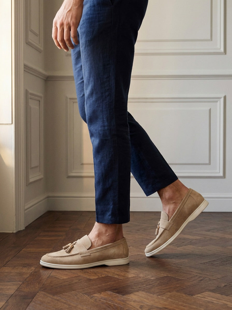 Mocasín Belsize Suede Tassel — Belsize kaki - modelo caminando.jpg