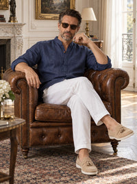 Thumbnail for Camisa Bromley de lino — Bromley azul - Modelo B sentado.jpg