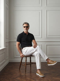 Thumbnail for Polo Chemise — Polo Chemise negro - Modelo A2 sentado.jpg