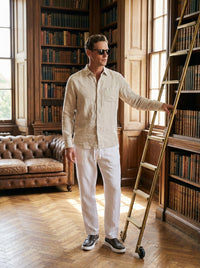 Thumbnail for Camisa Beckenham de lino — Beckenham crema - Modelo P de pie.jpg