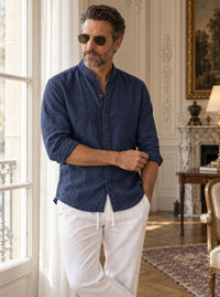 Thumbnail for Camisa Bromley de lino — Bromley azul - Modelo B de pie.jpg