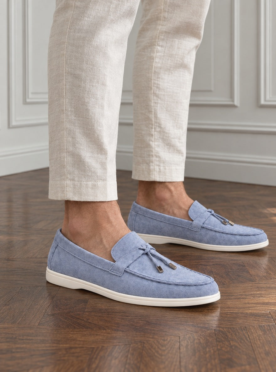 Mocasín Belsize Suede Tassel — Belsize celeste - modelo detalle GPT.jpg