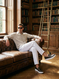 Thumbnail for Camisa Beckenham de lino — Beckenham crema - Modelo P sentado.jpg