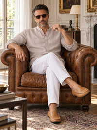 Thumbnail for Camisa Bromley de lino — Bromley beige - Modelo B sentado.jpg
