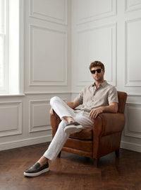Thumbnail for Camisa Westminster 100% de lino — Westminster beige - Modelo H sentado.jpg