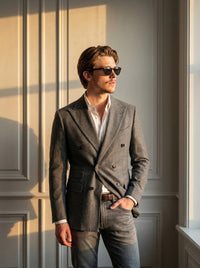 Thumbnail for Blazer Park Lane Double-Breasted — Park Lane gris - plano medio atardecer.jpg