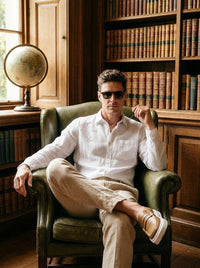 Thumbnail for Camisa de lino — Camisa de lino blanca - Modelo U sentado.jpg