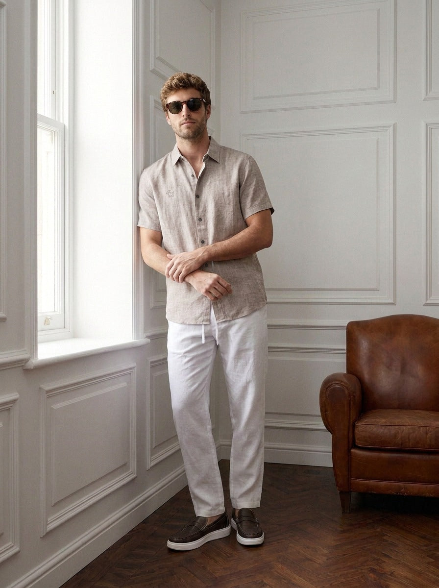 Camisa Westminster 100% de lino — Westminster beige - Modelo H de pie pared.jpg