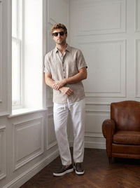 Thumbnail for Camisa Westminster 100% de lino — Westminster beige - Modelo H de pie pared.jpg