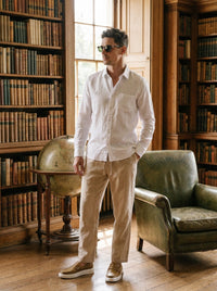 Thumbnail for Camisa de lino — Camisa de lino blanca - Modelo U de pie.jpg
