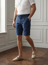 Thumbnail for Bermuda de lino — Bermuda lino azul - modelo caminando.jpg