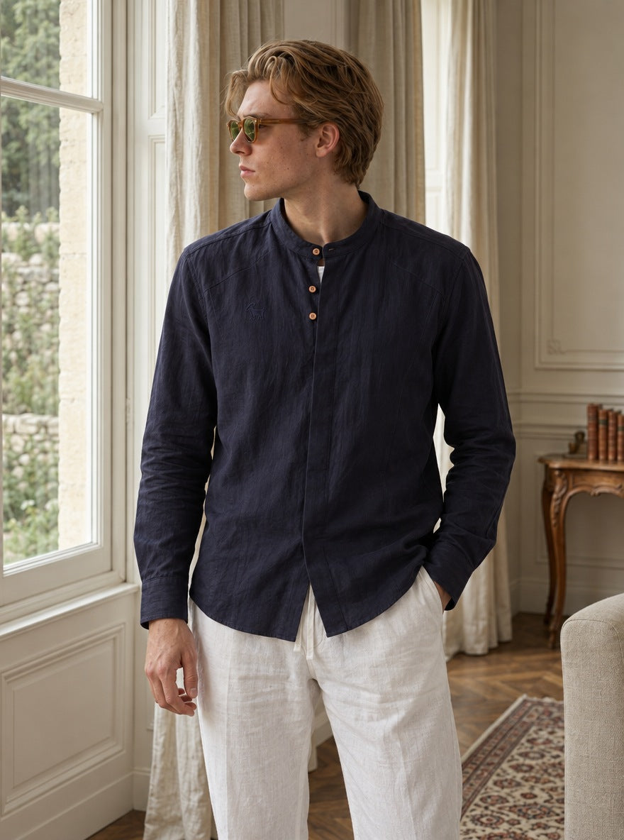 Camisa de lino Manga Larga — Manga Larga azul - Modelo D de pie.jpg