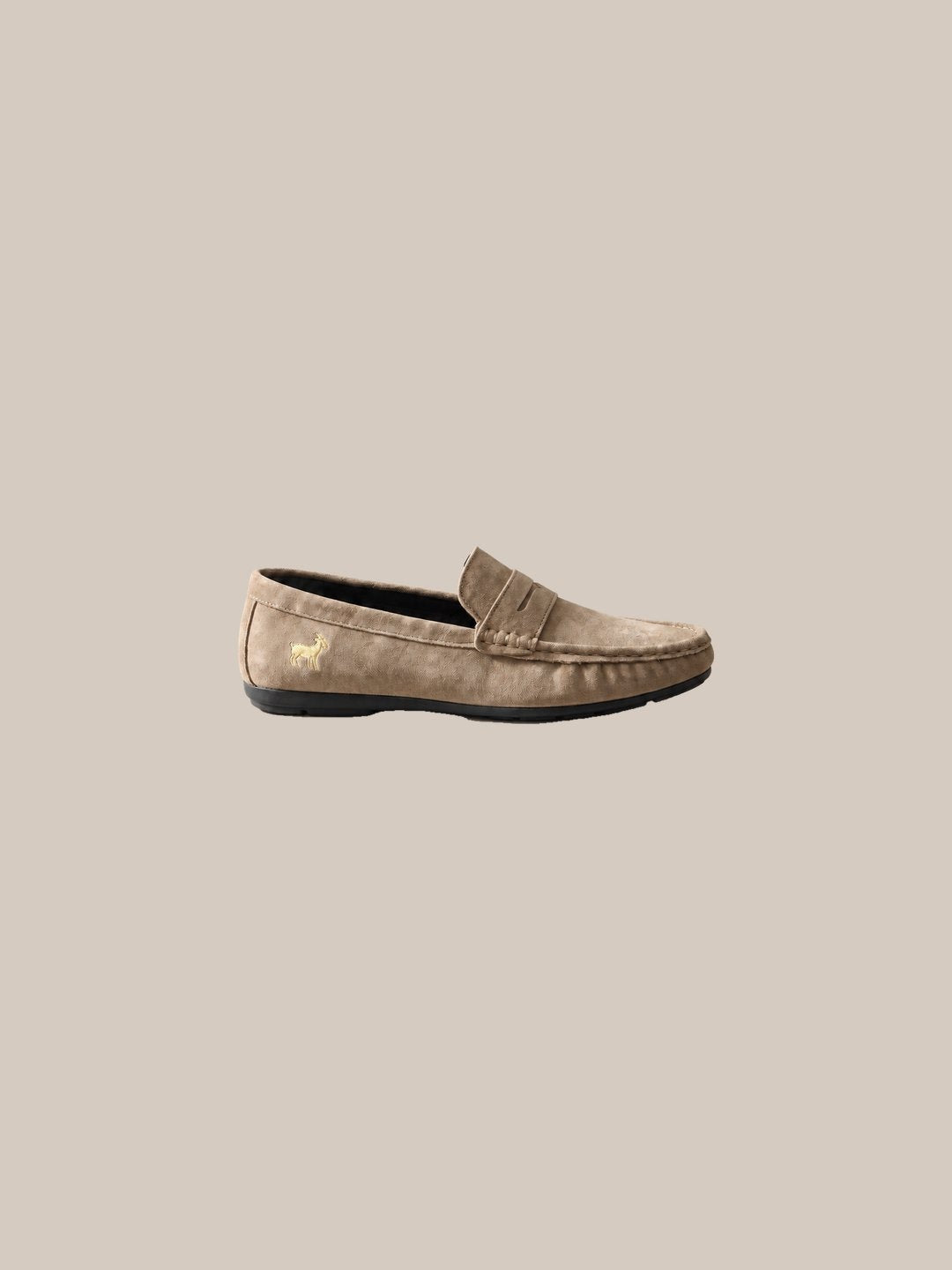 Mocasín Eton Suede Penny — 8 khaki perfil elegante - IA.jpg