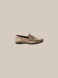 Thumbnail for Mocasín Eton Suede Penny — 8 khaki perfil elegante - IA.jpg