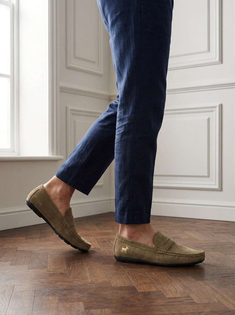 Mocasín Eton Suede Penny — Eton kaki - modelo caminando.jpg