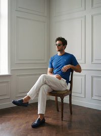 Thumbnail for Remera Goat London — Remera Goat London azul - Modelo B2 sentado.jpg