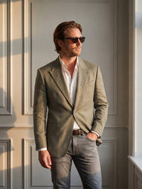 Thumbnail for Blazer Burlington Peak Lapel — Burlington verde oliva - plano medio atardecer.jpg
