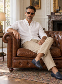 Thumbnail for Camisa Bromley de lino — Bromley blanca - Modelo B sentado.jpg