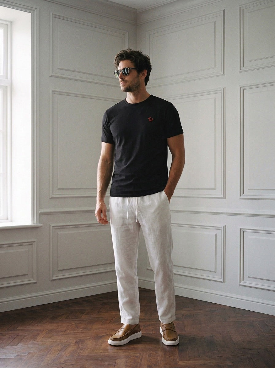 Remera Goat London — Remera Goat London negra - Modelo B2 de pie.jpg