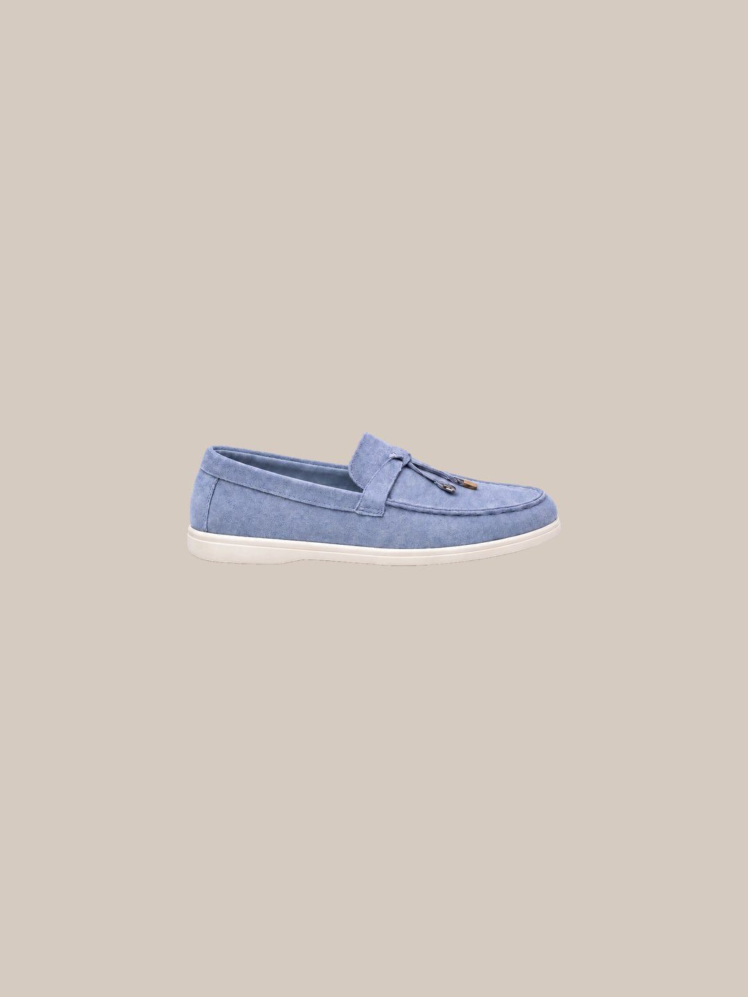 Mocasín Belsize Suede Tassel — 11 light blue perfil elegante - IA.jpg