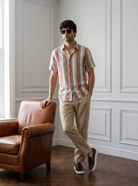 Thumbnail for Camisa Marylebone 100% Lino — Marylebone marron - Modelo G apoyado sillon.jpg