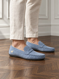 Thumbnail for Mocasín Eton Suede Penny — Eton celeste - modelo detalle GPT.jpg