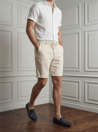 Thumbnail for Bermuda de lino — Bermuda lino beige - modelo caminando.jpg