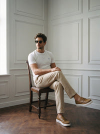 Thumbnail for Remera Goat London — Remera Goat London blanca - Modelo B2 sentado.jpg