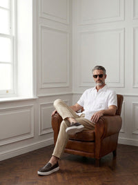 Thumbnail for Camisas Mayfair — Mayfair blanco - Modelo K sentado.jpg